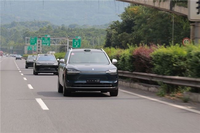 2024届高校毕业生入职赛力斯开展智驾体验第一课(图2)