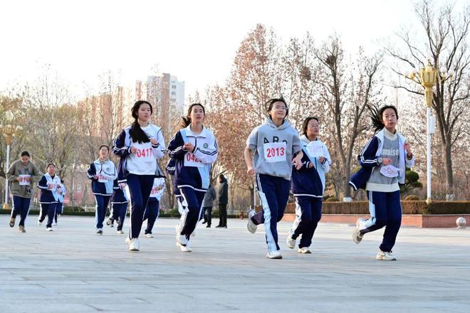 强体魄向未来让体育课成为青春最亮的底色青岛平度九中特色体育助力生命成长(图1)