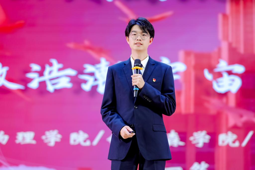 西安交大“闪亮的青春”2024-2025学年优秀本科生标兵评选展示大会举办(图4)