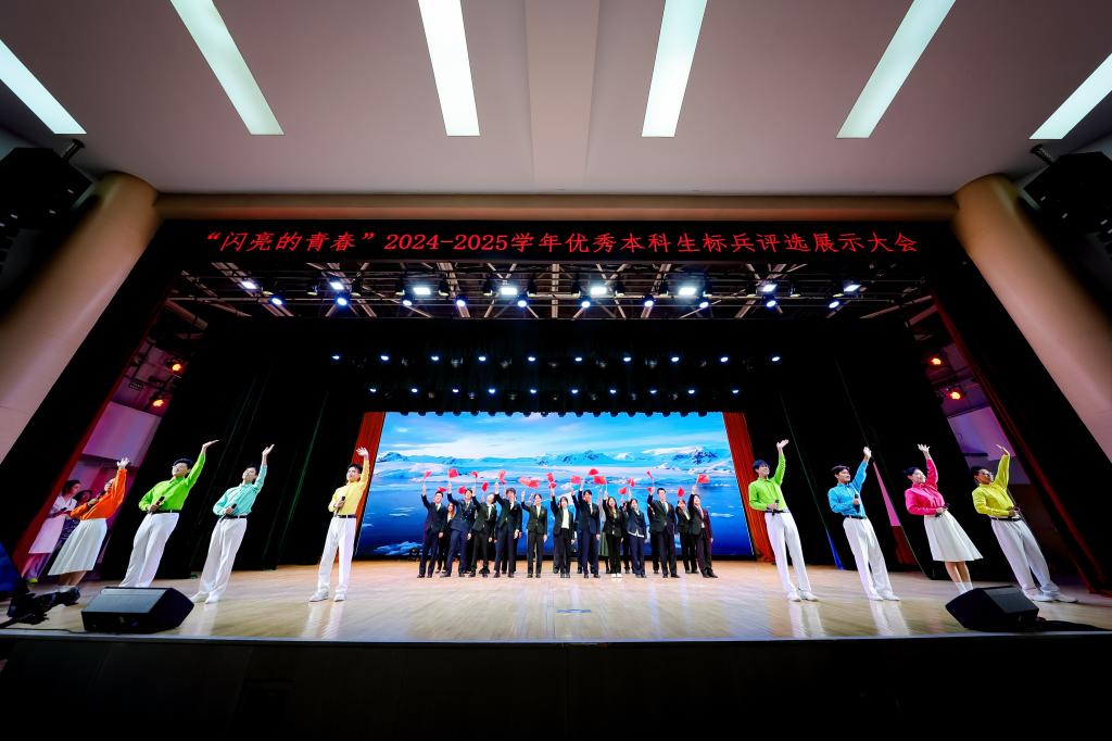 西安交大“闪亮的青春”2024-2025学年优秀本科生标兵评选展示大会举办(图16)