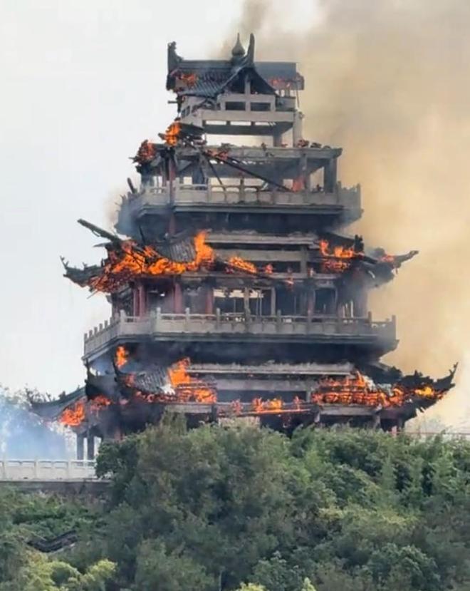 “南朝四百八十寺之一”张家港永庆寺起火！当地文旅局：失火主体文昌阁系2008年新建仿古建筑损失正在统计(图1)