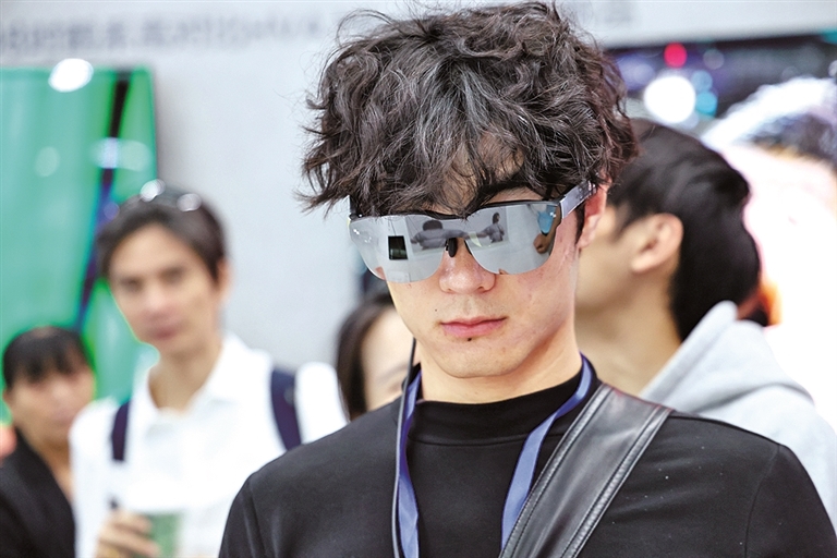 曾经的科技潮玩 如今的贴身伙伴——智能穿戴设备正与年轻人的生活更深绑定(图1)